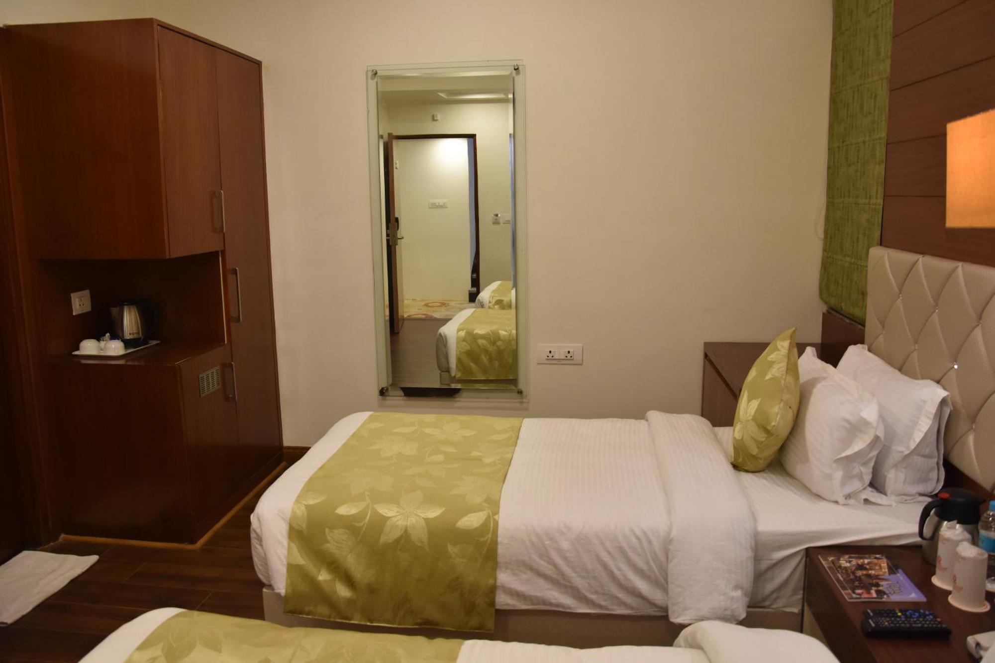 Hotel Meadows Varanasi Dış mekan fotoğraf